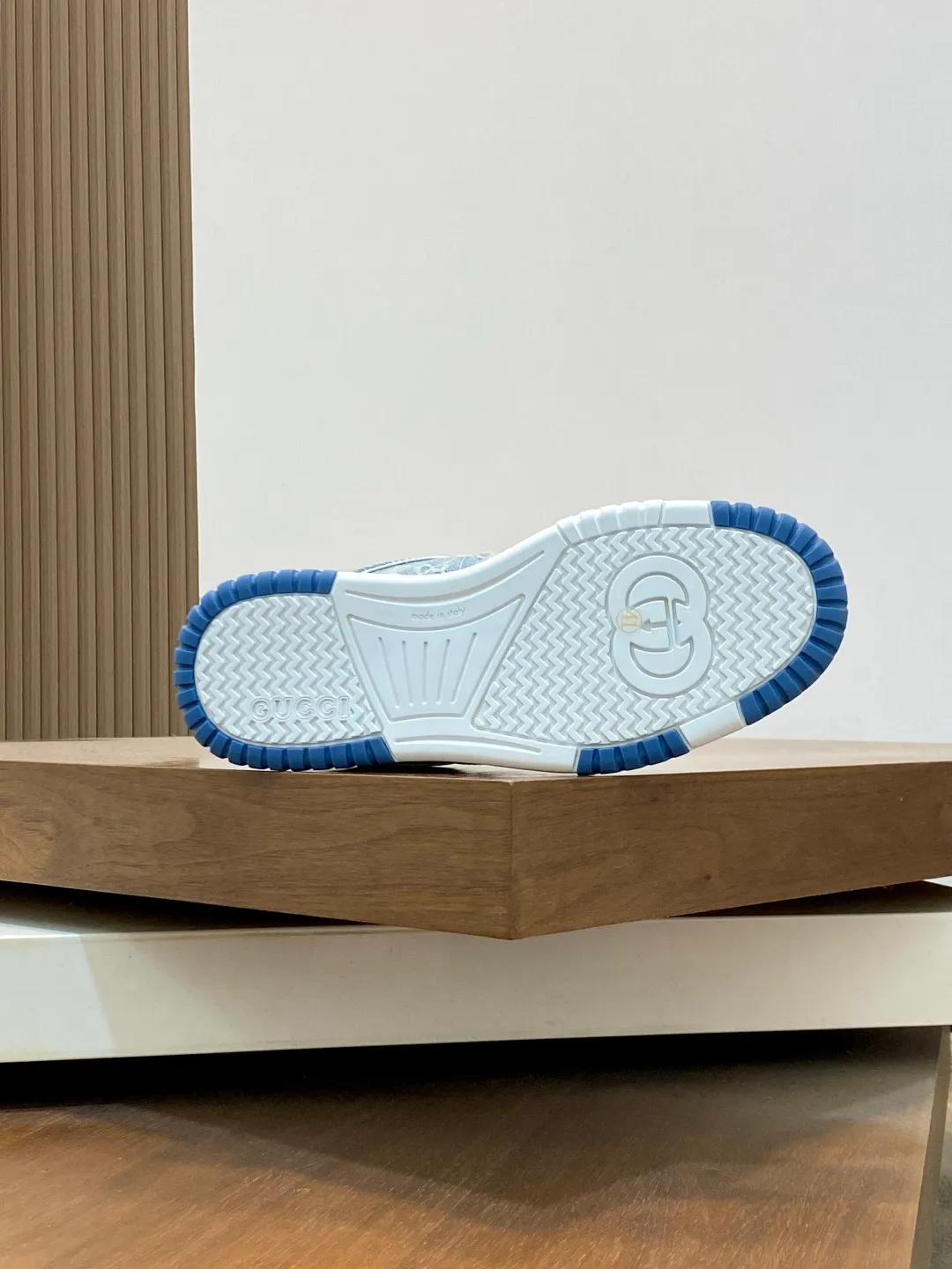 Men's Shoes 💰660 𝐆𝐮𝐜𝐜𝐢 𝐑𝐞-𝐖𝐞𝐛 As the first sneaker created by Sabato De Sarno for Gucci, the Re-Web series reinterprets the brand's classic stripes and sets off the modern silhouette design with bold and unique details. These shoes are crafted from white leather. This new sneaker is ingeniously decorated with many of the brand's classic details, and is equipped with a bright red and green webbing tongue, which will make people fall in love at first sight. White leather treated with a special process for softness and luster, with an embossed grainy texture. Script Gucci logo and interlocking G web label with Interlocking G and script Gucci logo. Rubber outsole with interlocking G detail eyelets. Web tongue. Size: 39-44 (customized for sizes 38 and 45)